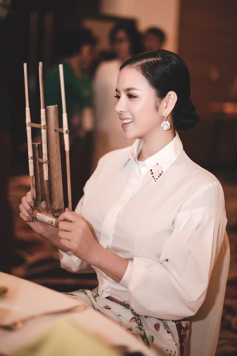 Tham dự sự kiện, đại diện của Việt Nam - Lý Nhã Kỳ rất nổi bật với chiếc áo sơ mi cổ điển.